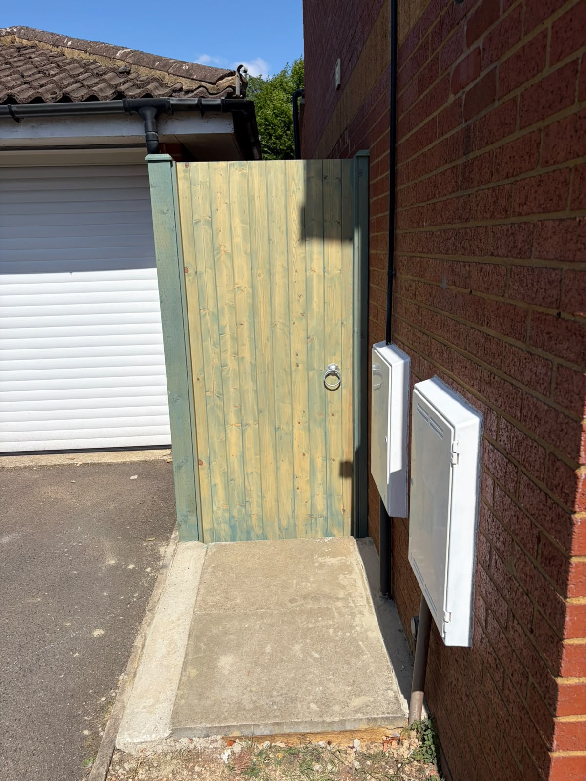 Side access gate in Tring